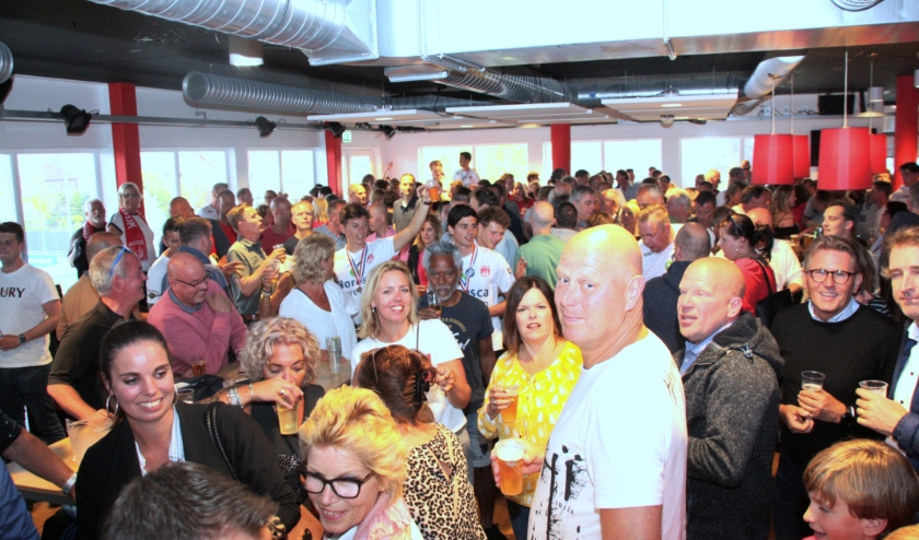 Overvolle voetbalkantines, zoals hier bij Noordwijk, zal voorlopig niet meer mogelijk zijn.