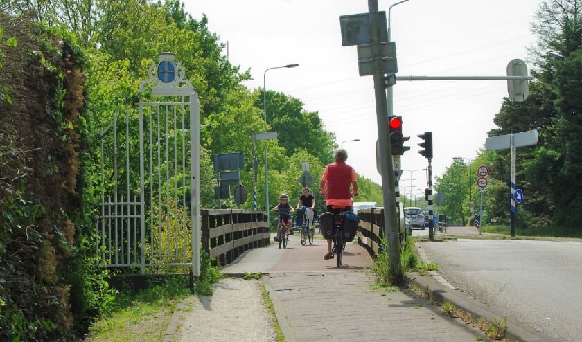 <p>Het brugdeel, de oever, de berm, het fietspad, een deel van de rijbaan van de N444 en de watergang (Poelmeer) blijken niet op grondgebied van de gemeente Oegstgeest, maar op particulier grondgebied te liggen. | Archieffoto </p>