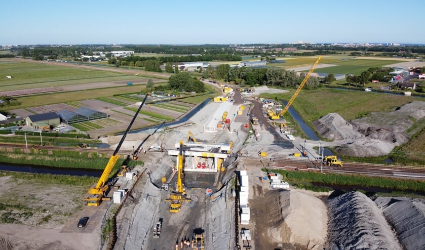 De spoormoot, de onderdoorgang, wordt geplaatst.