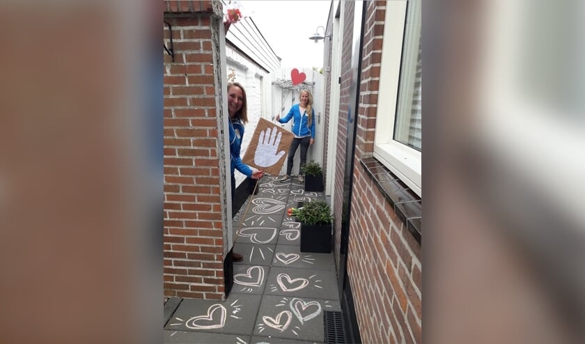 Team Buurtwerk komt op verzoek bij mensen langs om ze veel sterkte en liefde te wensen. | Foto: pr