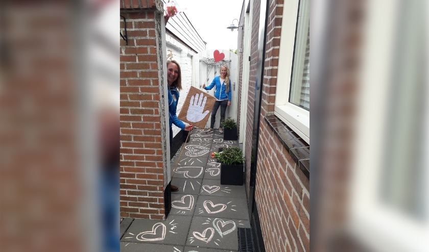 Team Buurtwerk gaat op verzoek bij mensen langs met een lieve groet.