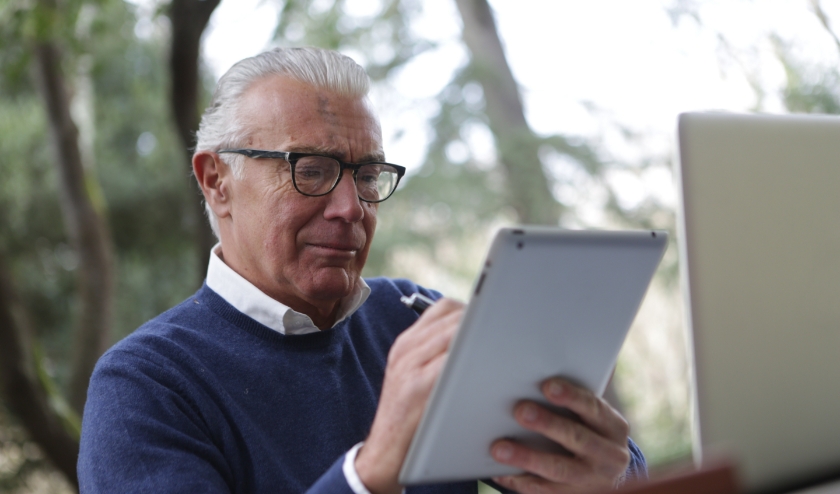 Niet iedereen is even vaardig met de tablet of smartphone. Met name ouderen hebben in dat opzicht vaak een achterstand. Met speciale lessen worden zij er ook handiger in.