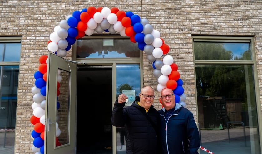 Onder de huurders die zaterdag hun sleutel kregen, zijn ook John Wijfjes en Peter Saaro. Zij woonden de afgelopen jaren in een koopflat op de Santhorst in Leiderdorp maar wilden een wat kleiner en nieuwer appartement. Het appartement op de vijftiende verdieping van de woontoren was precies wat zij zochten.