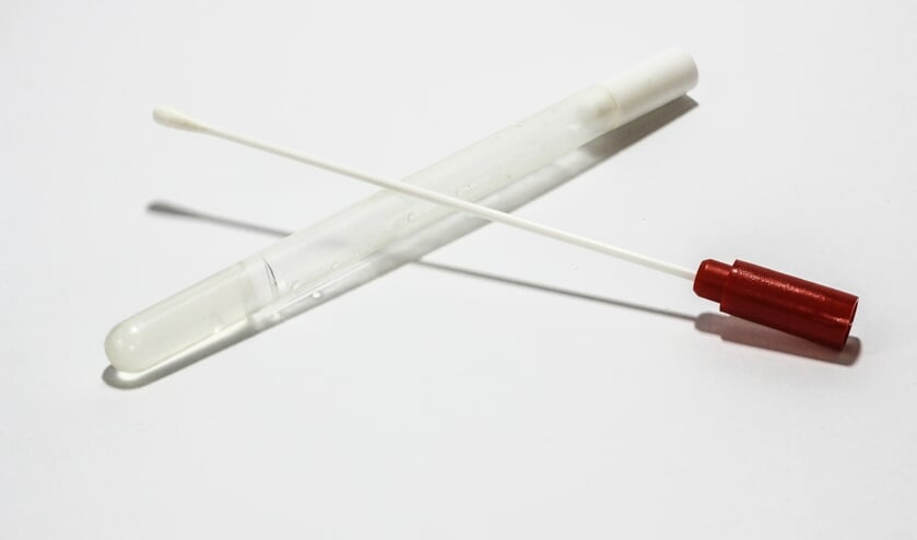 De GGD test pas als iemand (milde) klachten ontwikkelt, dat is de meest efficiënte en logische manier van testen.
