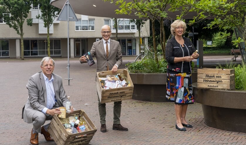 De burgemeesters Visser, Jaensch en Driessen (v.l.n.r.) met de box voor streekproducten. | Foto: pr