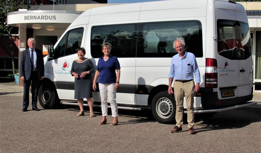 Het bestuur van de Vrienden van Bernardus (Aad Beijk, Ineke van Steensel, Monique van Rijswijk en Kees Otto (Thea Verbeek ontbreekt)) is maar wat trots op de ‘Bernardus Expres’-bus: “Bewoners vinden de uitjes prachtig.” | Foto: pr.