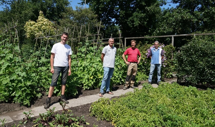 Het bestuur van VTV de Bloemhof. v.l.n.r . Erwin Haveman, Henk Distelvelt, voorzitter Rob Jansen en Edwin Brugman.