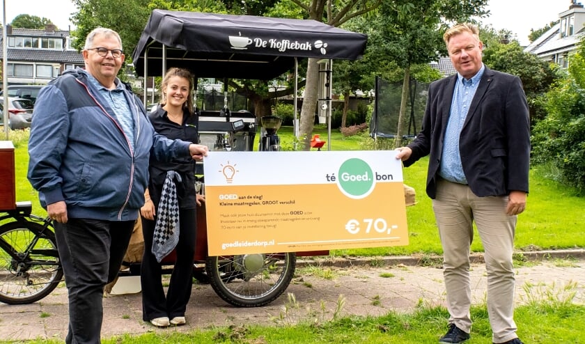 <p>Wethouder Rik van Woudenberg (rechts) reikte afgelopen zomer de eerste teGOEDbon uit aan Koos Chaudron.</p>