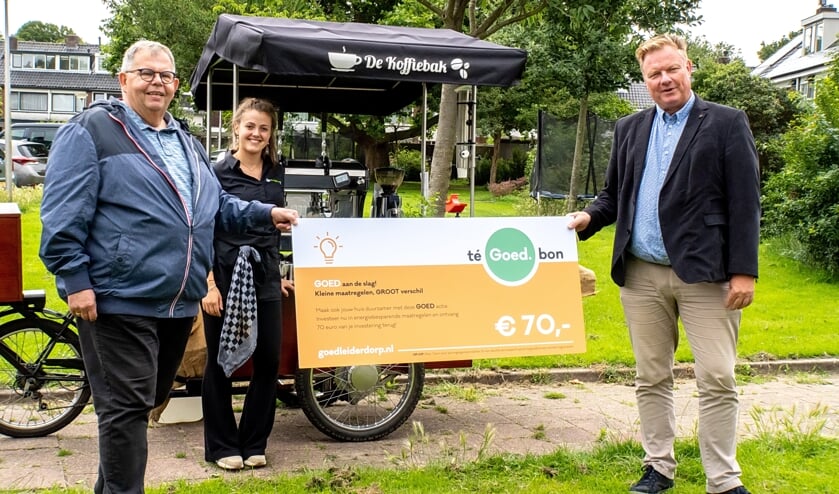 Wethouder Rik van Woudenberg (rechts) reikte de eerste teGOEDbon uit aan Koos Chaudron.