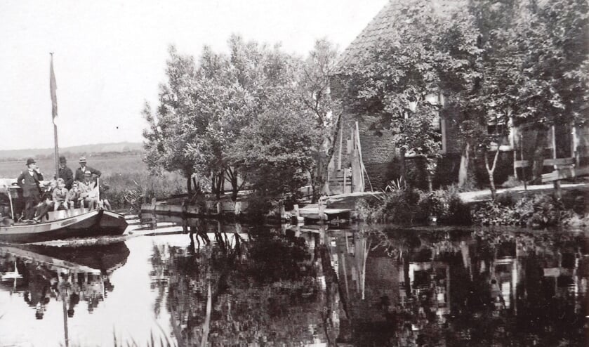 Spelevaren op de trekvaart ter hoogte van de voormalige boerderij De Knip in Voorhout.
