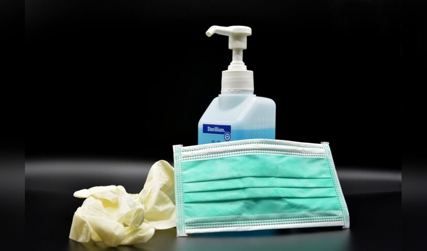 <p>Om corona te bestrijden blijft een goede hygiëne belangrijk en een mondkapje wanneer je met het openbaar vervoer reist.</p>