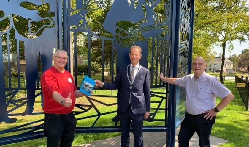 De schrijvers en de burgemeester bij het Beatlesmonument in het Van Nispenpark. | Foto: pr