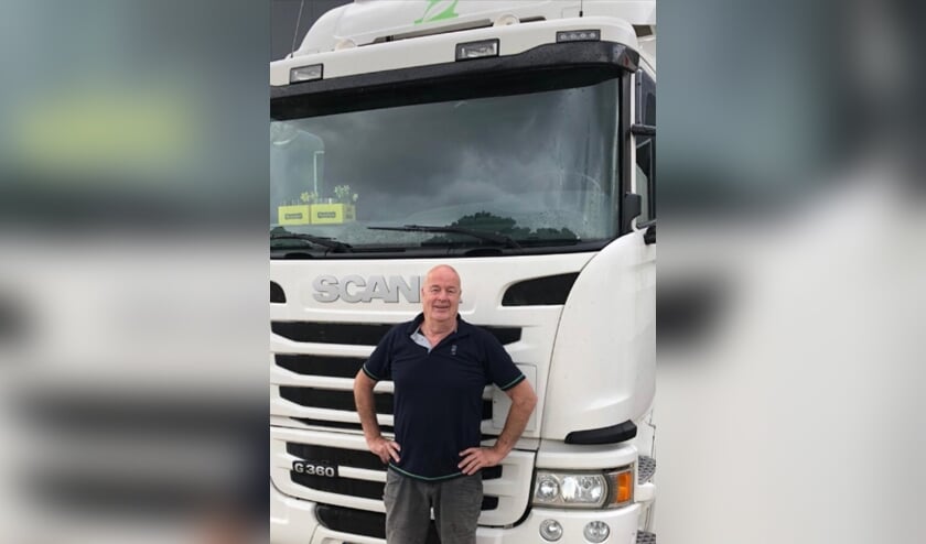 Berts vrachtwagen van Van Iperen is goed te herkennen aan de gele kratjes voorin bij het raam.