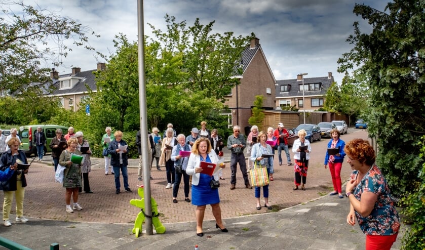 Annemiek de Groot (rechtsvooraan) was totaal verrast door de aubade van haar koor Young@Heart.
