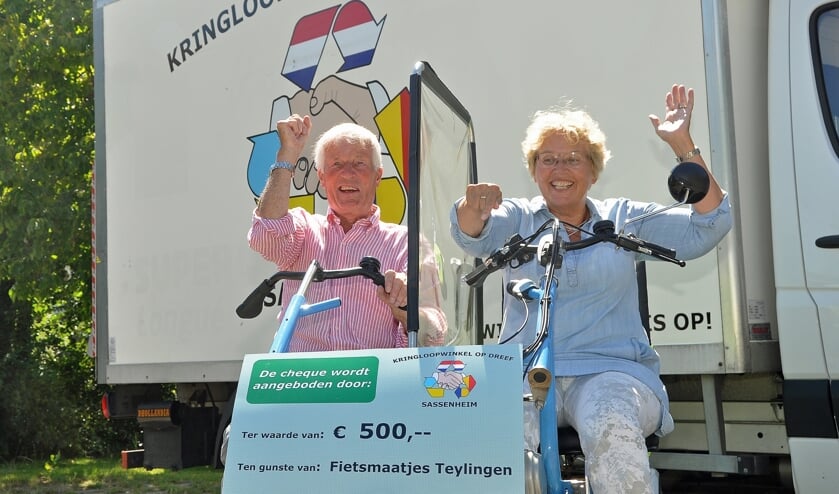 Krieno Bolt en Tekla Zwinkels met de cheque. Bij de overhandiging waren ook Petra Stelma (coördinator Sassenheim) en Paul Verbeek (penningmeester) aanwezig.