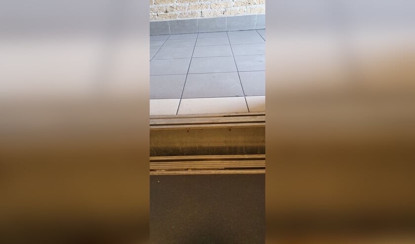 Een lift die lager stopt dan de verdieping en rotzooi rond de afvalbakken. De bewoners zijn het zat. | Foto’s: pr