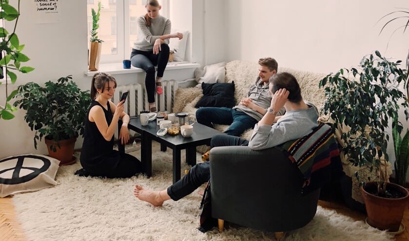 Samen chillen met vrienden, verjaardagsfeestjes... het kan best in deze tijd, maar wel op anderhalve meter afstand van elkaar.