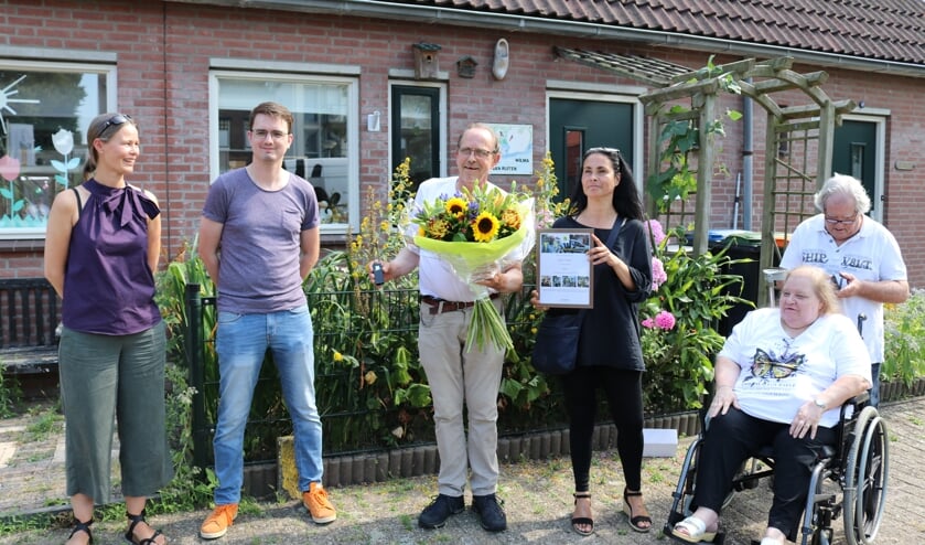 In het middelpunt van de belangstelling staan, het is even wennen voor Sjaak (midden).