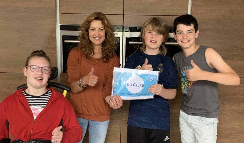Dani en Jasper (rechts) reiken de cheque uit aan Nadja en Anne van Stichting Nadja.