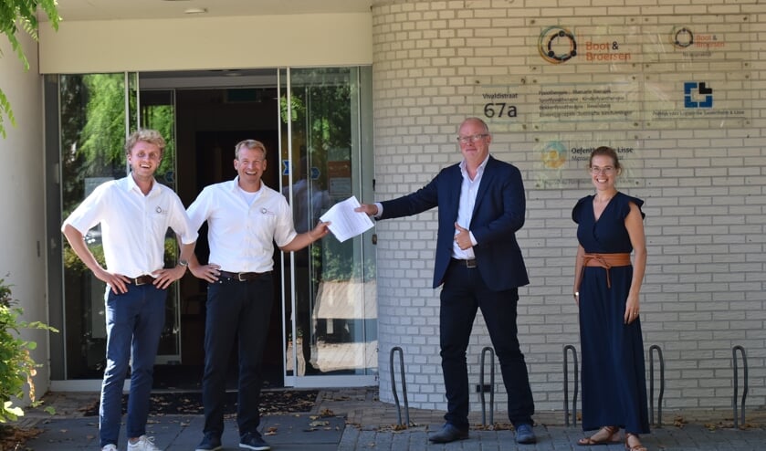 Bij het pand van Boot en Broersen werd de samenwerking tussen Heliomare Arbeidsintegratie en de fysiotherapiepraktijk bezegeld. | Foto: pr