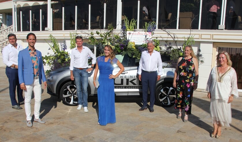 Vlnr: Jaap Liethof, Roberto ter Hark, Dirk Hoogervorst, Bloemenkoningin Sammy Filippo, Alfons Morssink, Jessica Keet en Marjolein van der Jagt. | Foto: WS