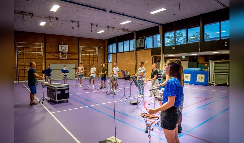 In de sportzaal aan de Van der Marckstraat was genoeg ruimte om op veilige afstand van elkaar te trommelen.
