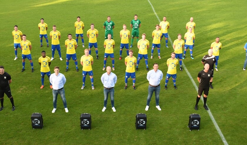 Team, trainers en verzorgers op 1,5 meter. | Foto en tekst: Hubert Habers