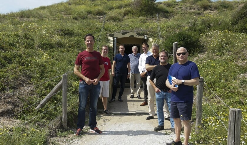 Mark Rutte met het bestuur van Atlantikwall Museum Noordwijk. Van links naar rechts: Mark Rutte, Jeroen van der Zalm, André van der Niet, Jan Heus, Joeri de Jong, Victor Salman, Johan Gieske, gast van Rutte. | Foto: pr