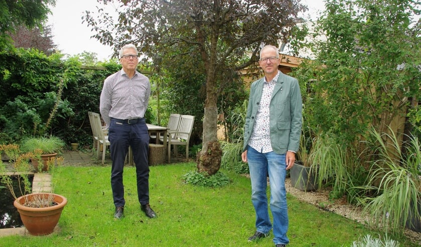 Dick Steenvoorden en Guus Bannenberg maken zich sterk voor het creëren van Oegstgeester Hofjes. |