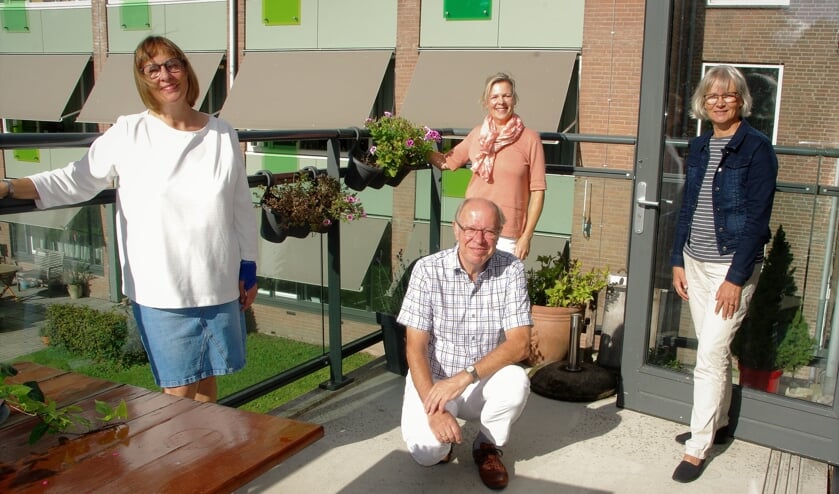 Nelly van der Does (rechts) en Louise Drabbe (midden) met vrijwilligers Max Wichern en Gerda van Merweland. |