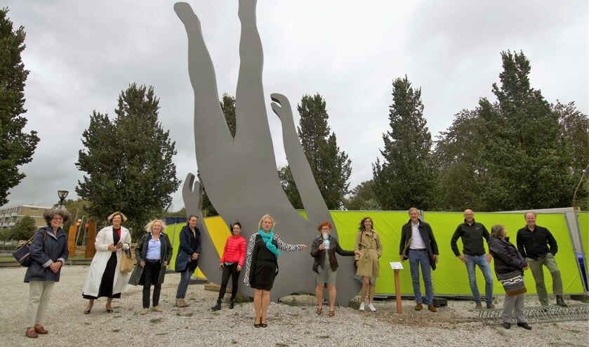 Vertegenwoordigers van gemeente, bibliotheek, cultuurfonds en dorpsmarketing bij de Verhalenverteller met nieuwe QR-paal. |