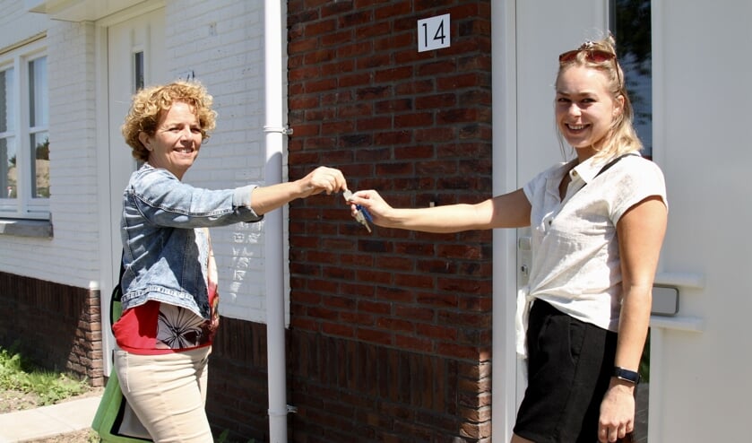 Verhuurmakelaar Petra Jansen van Stek (links) overhandigt de sleutel aan nieuwe huurster Céline Broekhof.