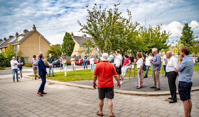 Wethouder Willem Joosten (in blauw pak) praatte op 19 augustus met ca. 35 bewoners over de plannen voor een knip in de Van Poelgeestlaan.
