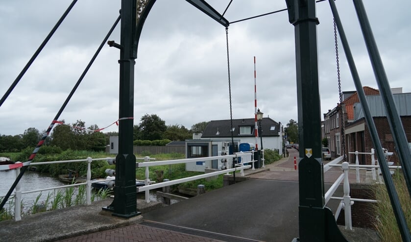 De Doesbrug met links het perceel bouwgrond.