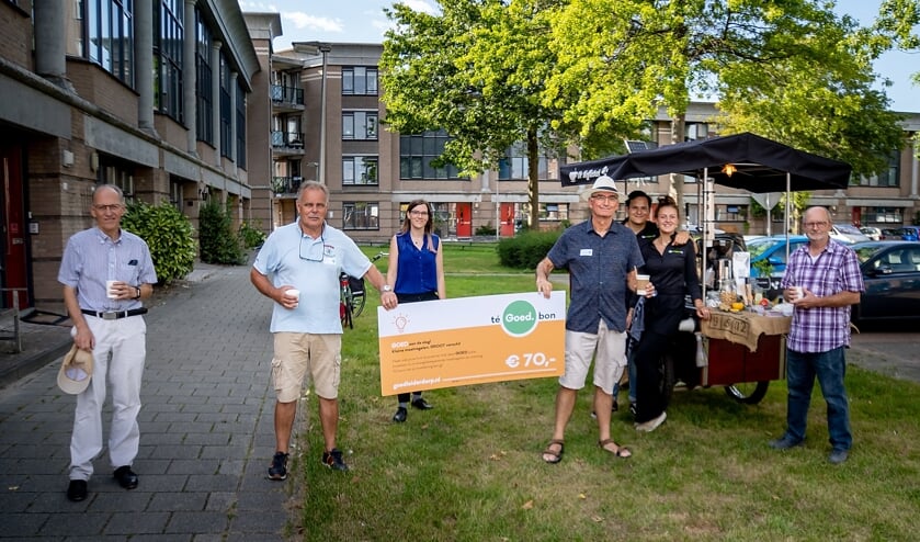 Energieambassadeurs Koos Koster en Lodewijk van Aersnbergen vestigen nog eens de aandacht op de teGOEDbon. Achter de bon staat duurzaamheidsambtenaar Tamara Stroo Cloeck.