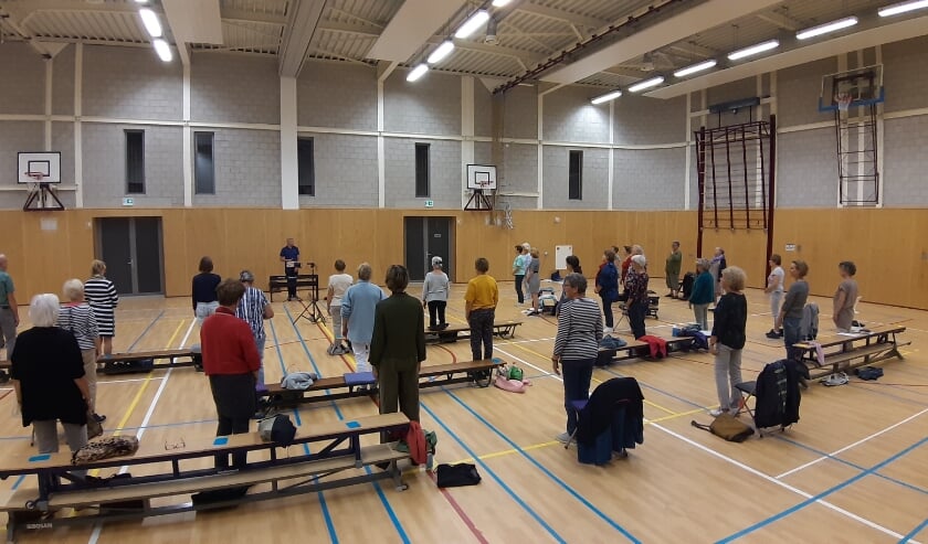 In sportzaal De Hoftuyn is genoeg ruimte om met vijftig zangers en zangeressen onderling anderhalve meter afstand te houden.