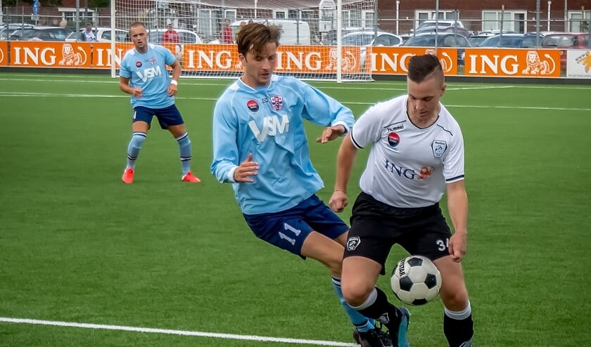 Abel Bormans (11) in duel met Meerburger Jonathan Sierat. | Foto: J.P. Kranenburg