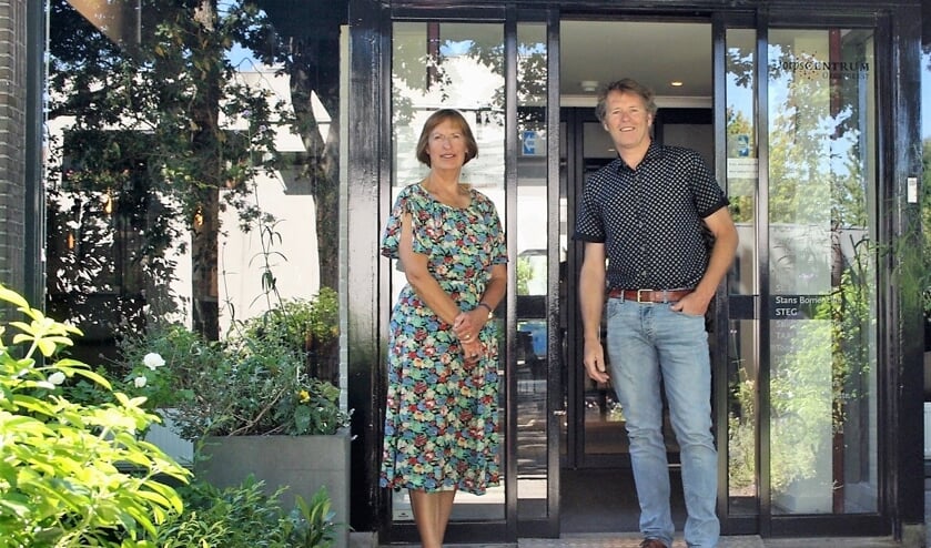 Architect Marcel van Dijk en Ali Hellinga voor de vernieuwde entree van Dorpscentrum Oegstgeest. | Foto PR