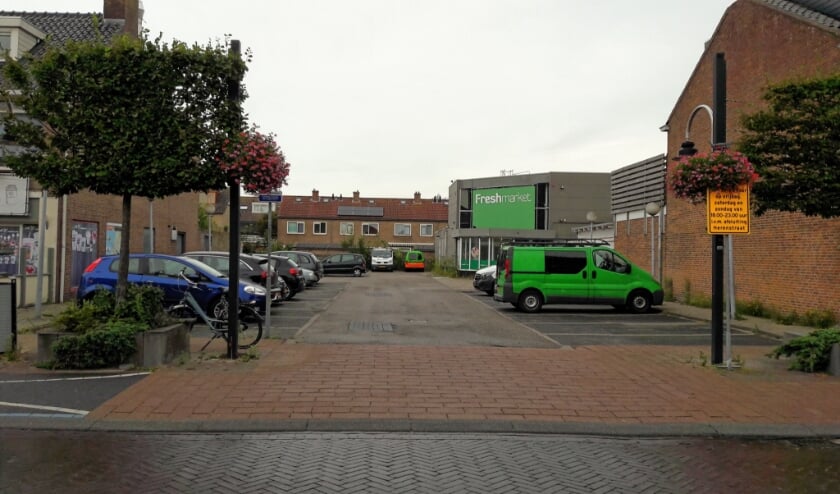 <p>Het parkeerterrein bij de voormalig Plus-supermarkt aan de Herenstraat. </p>