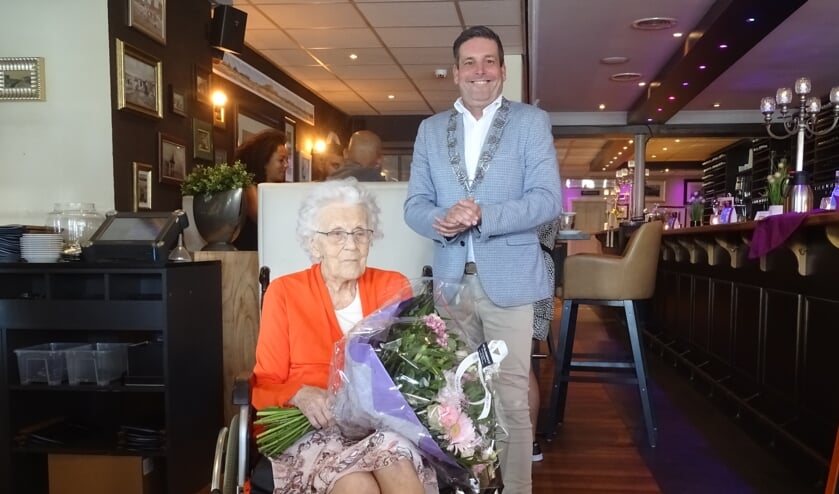 De 100-jarige mevrouw Snaar en
locoburgemeester Dennis Salman van Noordwijk.
