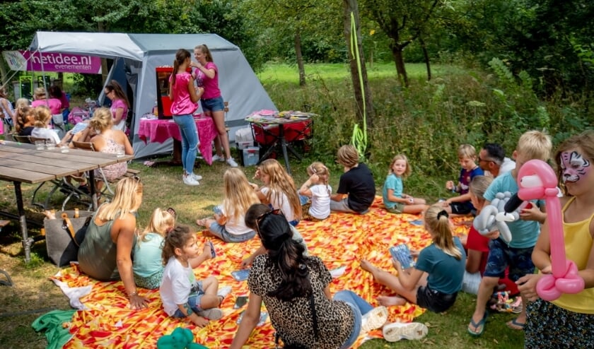 Bingo spelen tijdens het kinderslotfeest.