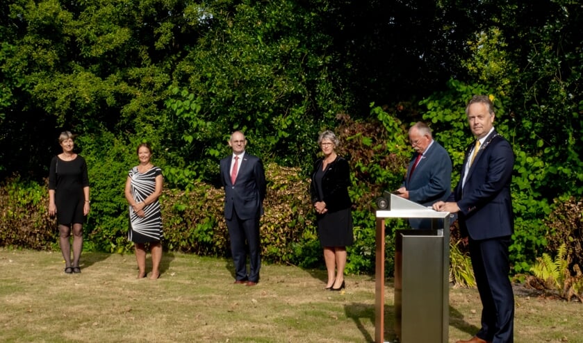 Locoburgemeester Willem Joosten hield een korte toespraak. Links naast hem bestuursleden van de Oranjevereniging Leiderdorp, v.r.n.l. Arno Mentink, Rina Cooijmans, voorzitter Hans Kruidenberg, Tineke Zonneveld en Jacqueline Borman.