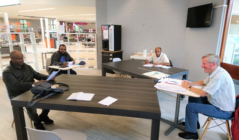 <p>In kleine groepjes krijgen mensen die beter Nederlands willen spreken en lezen les in het Taalcafé. | Foto: pr</p>
