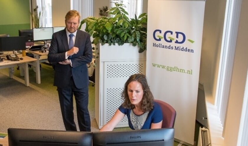 De Koning in gesprek met coördinator bron- en contactonderzoek. | Foto: Ed Hölscher.