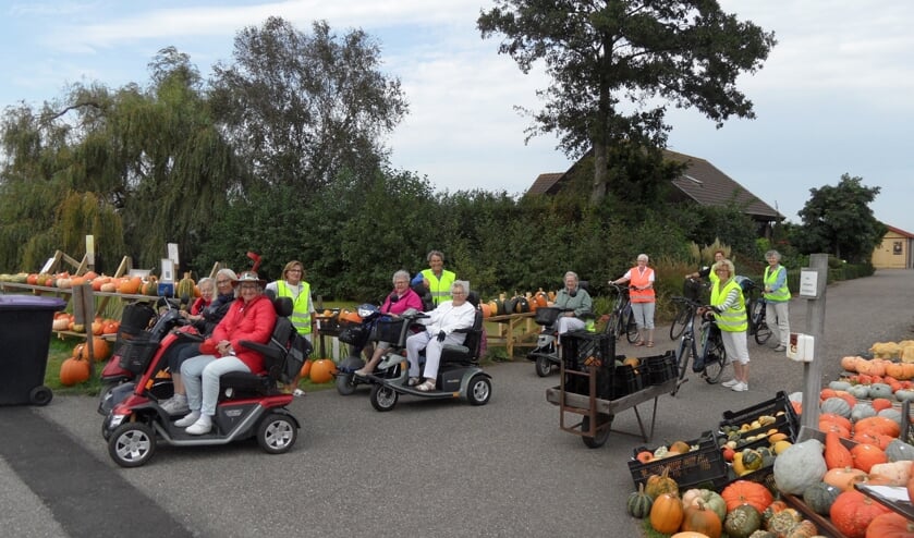 De deelnemers aan de tocht maakten van de gelegenheid gebruik om pompoenen te kopen in Zoetermeer. | Foto: PR