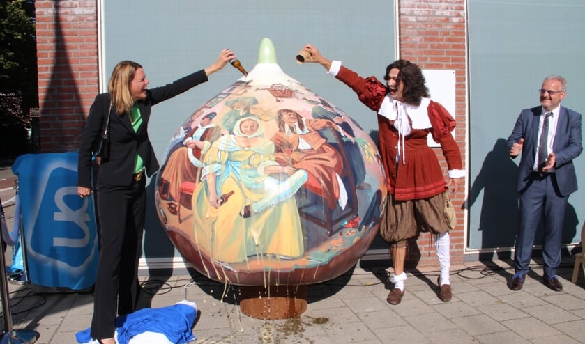 Marit van Egmond (CEO Albert Heijn) doopt de tulpenbol met Jan Steen bier.