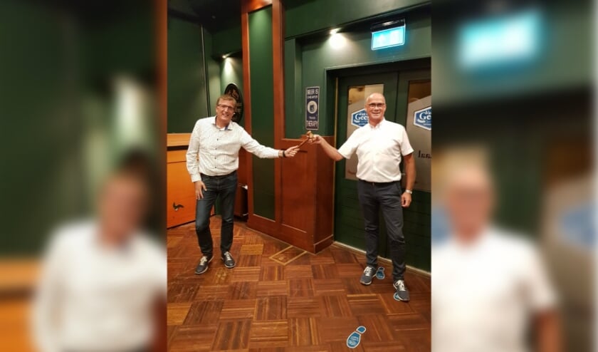 Richard van den berg (links) en Frits Warmerdam met de voorzittershamer op RIVM-afstand. | Foto: pr