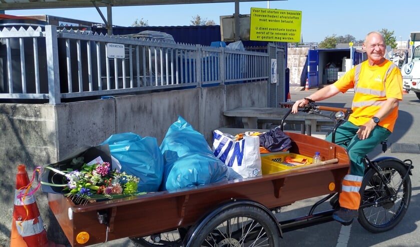 Jan op zijn kar waarmee hij door Hillegom rijdt.