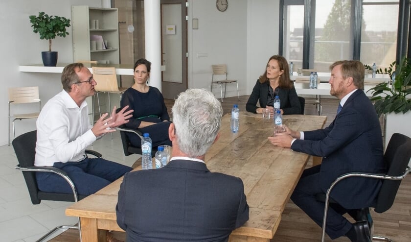 Koning Willem-Alexander in gesprek met de GGD over de bestrijding van corona.