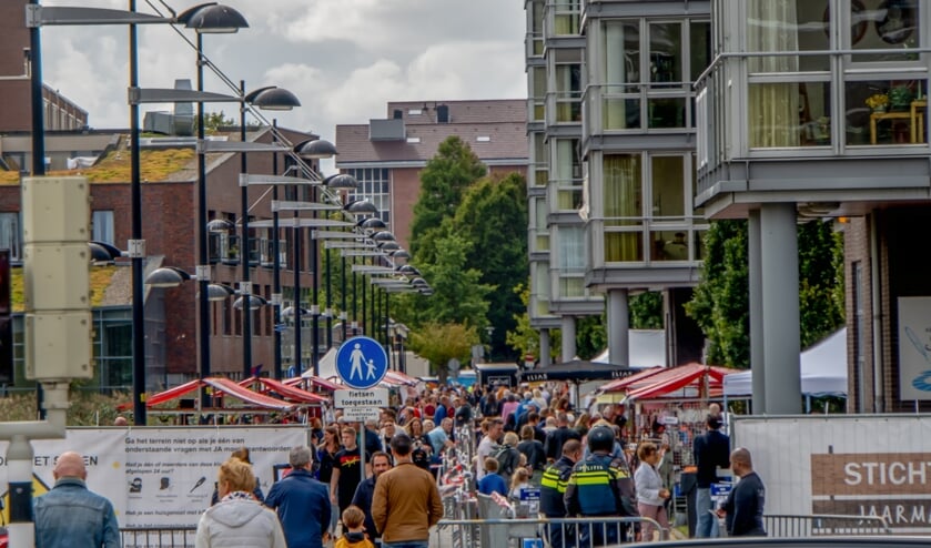 Tussen 2 en 3 uur 's middag was het gezellig druk op de Jaarmarkt. | Foto: J.P. Kranenburg